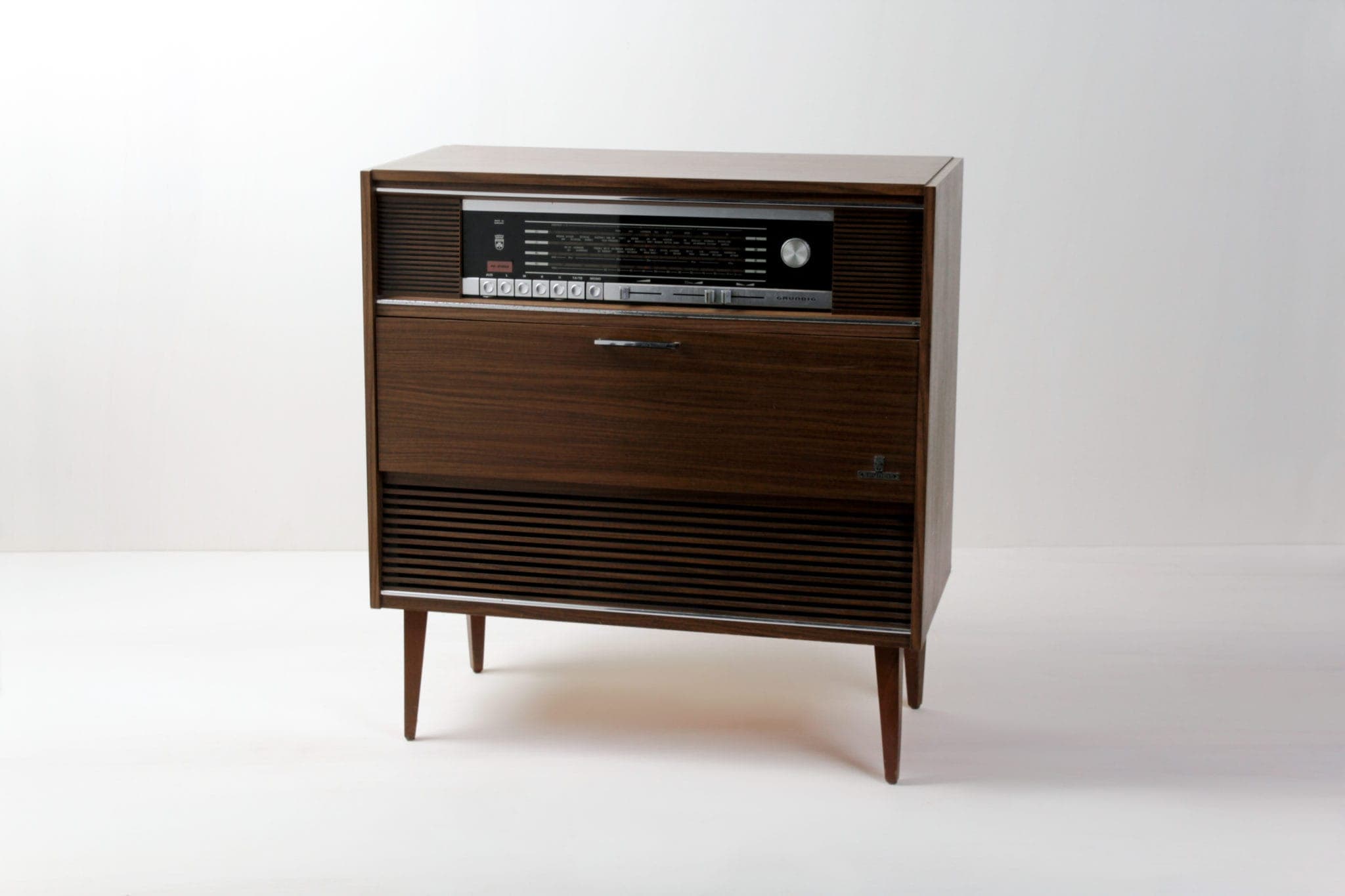 Radiogram Bartolome | An elegant radiogram from the 1970s. Bartolome is made of dark wood and a real gem not only for music lovers. Staged beautifully, the radiogram is an impressive decorative element. Would you like to rent other unusual decorative elements? We have many interesting design elements in our range. | gotvintage Rental & Event Design