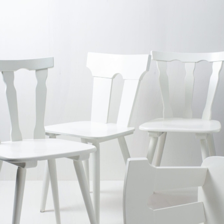 Diese vintage mismatching Holzstühle verschönern jede Tafel. Durch ihre individuellen Formen und Designs ergibt sich ein einmaliges aber stimmiges Bild auf ihrem Fest, der Hochzeit oder auf ihrem Event. Die Stühle sind in weiß seidenmatt lackiert.
