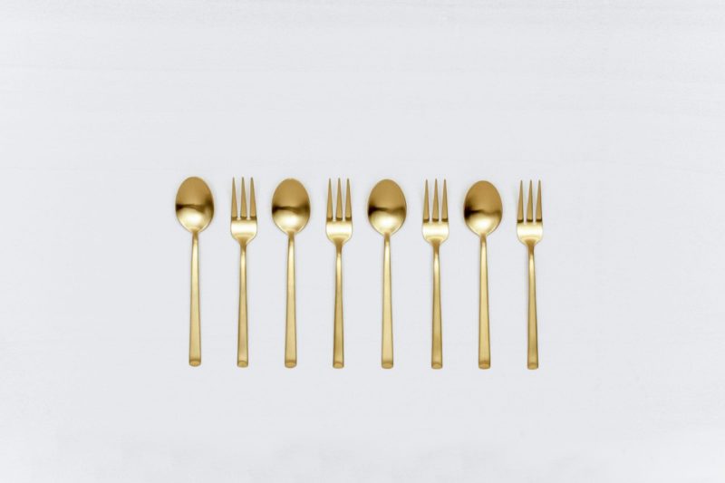 Rent golden cutlery set