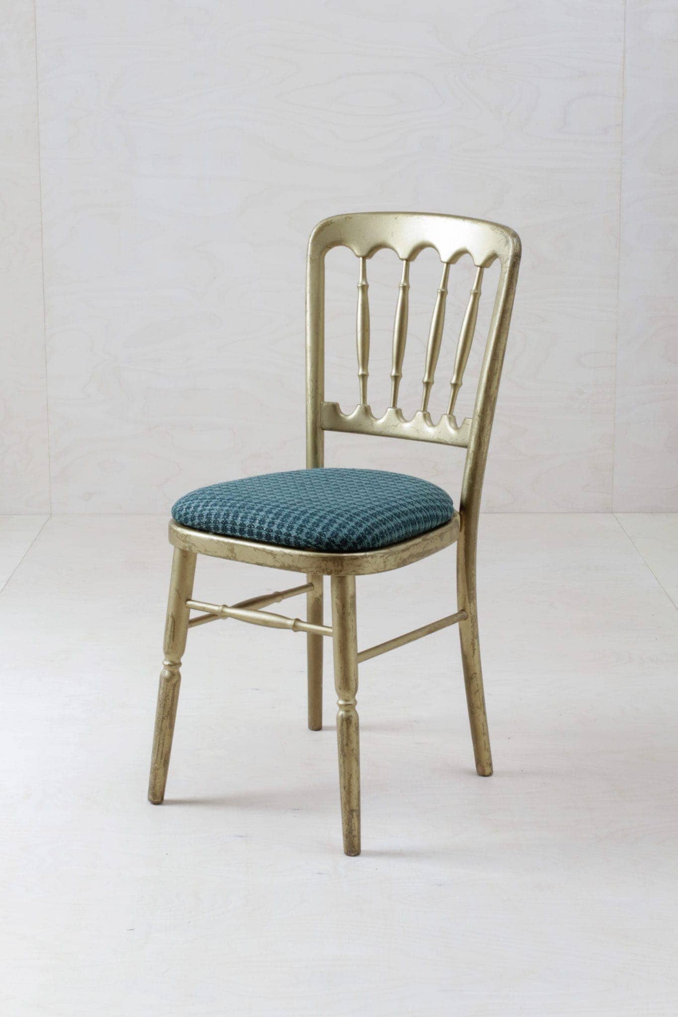 Chair Ester Gold | The Ester series is a collection of original vintage chairs in Chiavari style from the Vienna Opera.The chairs are golden and can be combined with different seats and cushions. You can choose between seat cushions in enchanting white-gold, exciting jungle green, black or plain wicker.Please request the chair cushions separately, specifying the desired colour. | gotvintage Rental & Event Design