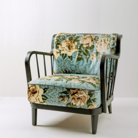 Armchair Victor | Armchair Victor is an extravagant, comfortable lounge chair. It is probably from the 1950s and covered with a slightly shiny, floral fabric. With a whiskey or cocktail in hand you can easily sit in this armchair for a long time. Combined with a matching sofa and perhaps a second armchair, the lounge corner is immediately aesthetically appealing to every guest of your event. | gotvintage Rental & Event Design