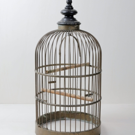 Bird Cage Anthea | Antique bird cages always have a certain charm. Whether as a romantic accessory during a wedding, for a photo shoot of a long forgotten time, or as a dreamy detail in the garden. Birdcage Anthea is definitely something for special events. | gotvintage Rental & Event Design
