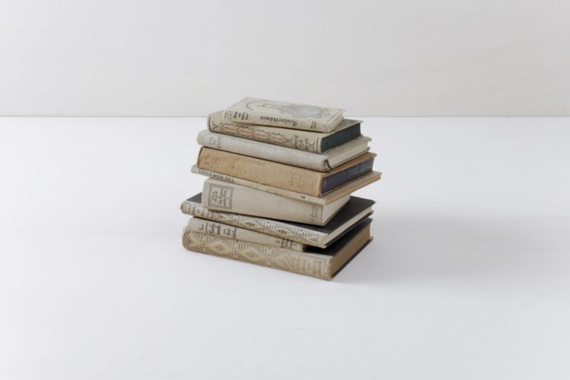 Books Leonora Vintage Beige | Books always create a cozy atmosphere. We rent different old books for decorating and designing. The respective vintage book sets consist of 10 different books of one color. | gotvintage Rental & Event Design