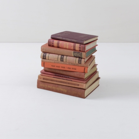 Books Leonora Vintage Red | Books always create a cozy atmosphere. We rent different old books for decorating and designing. The respective vintage book sets consist of 10 different books of one color. | gotvintage Rental & Event Design