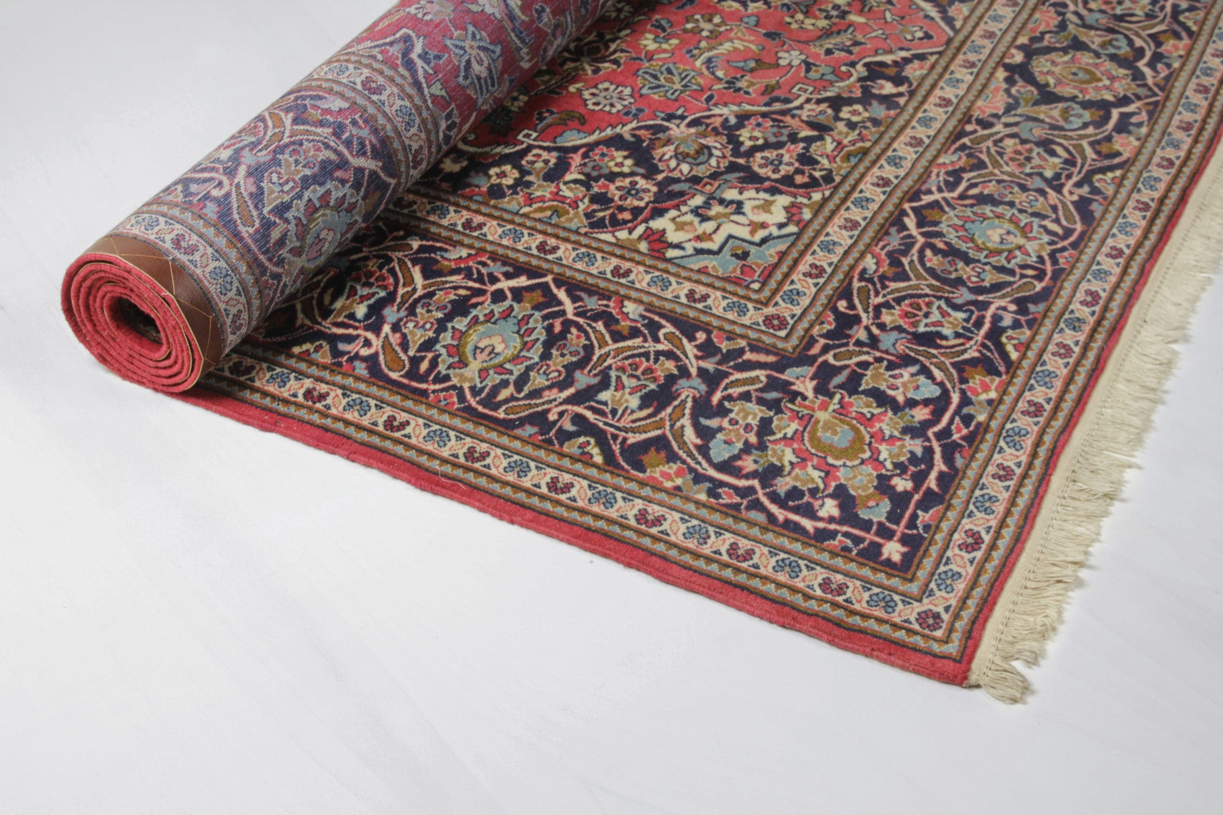 Carpet Abita | The three meter long carpet Abita is a real jewel. From a grand entrance for the bridal couple or the guest of honour to a cosy seating area at a garden picnic, the red, long vintage carpet with its stylish, oriental element is versatile. Carpet Abita looks especially impressive in combination with our other carpets, which you can also rent from us. So you can lay out a whole room wonderfully. | gotvintage Rental & Event Design