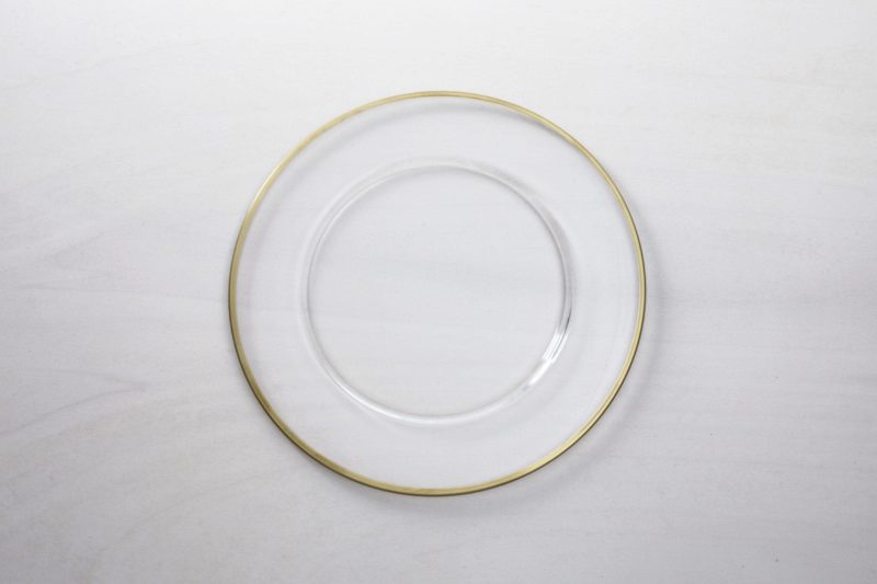 Charger Plate Sofia Clear Glass with Gold Rim | Simple clear glass charger plate with a matte gold rim to rent. Fits perfectly into every table setting and can be decorated wonderfully. You can also rent the bread plate Sofia with a matte gold rim and a diameter of 15 cm. | gotvintage Rental & Event Design