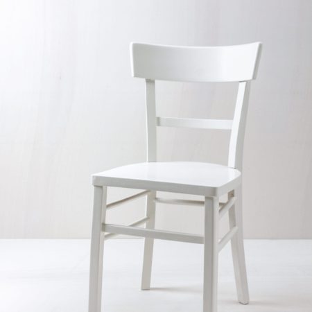 Seidenmatt weiß lackierte Stühle mieten