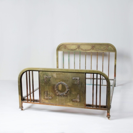 Metal Bed Adrienne | Adrienne is a metal bed with a fabulous patina. Very playful, this bed has striking embossing and patterns and is an impressive eye-catcher. It can be used wonderfully for decorative purposes and offers space to stage various products. | gotvintage Rental & Event Design