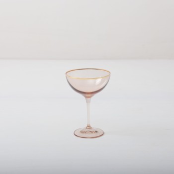 Champagne Coupe Acadia Blush Gold Rim 21cl | With the champagne bowl Acadia Blush we rent a champagne bowl with a gold rim and light pink colored glass. Whether for an elegant dinner party, a festive reception or a romantic wedding - the Acadia Blush champagne bowl is definitely something special for your event.You can rent additional glasses of the Acadia Blush series with pink colored glass to match the champagne bowl. The complete Acadia Blush series includes water cups, white wine glass, red wine glass, champagne glass and champagne bowl. | gotvintage Rental & Event Design
