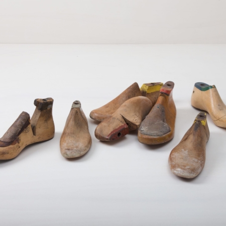 Cobbler's Shoe Last Fortin Wood Vintage | A real eye-catcher are these original cobbler's mouldings, which can be used wonderfully for decoration. We rent out the wooden cobbler´s shoe last in various sizes. | gotvintage Rental & Event Design