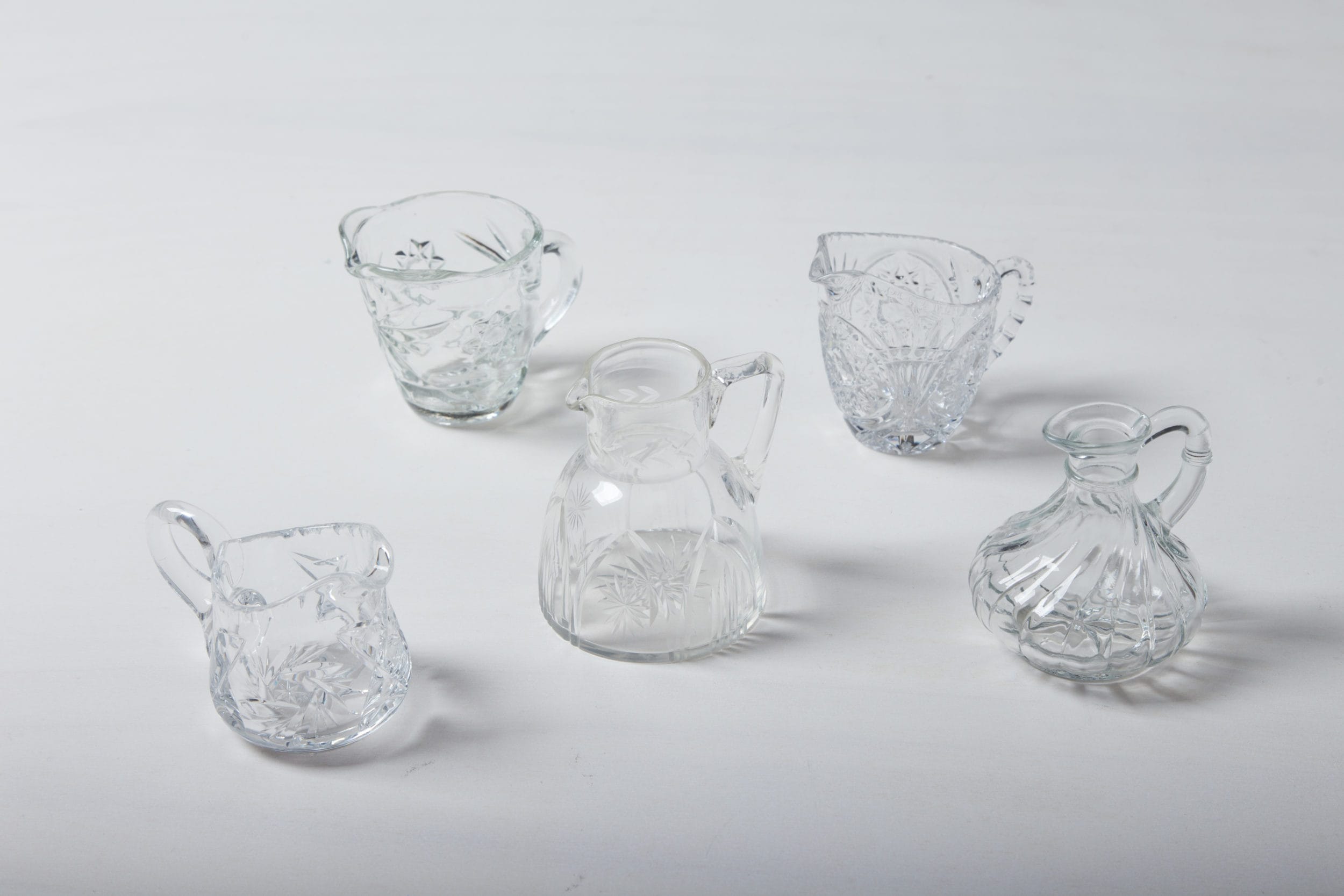 Diese Milch- und Sahnekännchen aus vintage Kristallglas verleihen dem festlichen gedecktem Tisch einen romantischen Look. Mit ihren zarten Verzierungen und der wunderschön geschwungenen, bauchigen Form vervollständigen sie jede Kuchentafel. Geeignet sind sie außerdem als wunderschöne, kleine Blumenvasen. Passend zu den Milchkännchen haben wir auch Zuckerdosen und zahlreiche Vasen und Schalen aus Kristall.