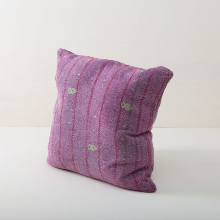 Pillow Mistol 60x60 | Whether it's at a garden picnic on oriental carpets, on a stylish vintage sofa, a classy wicker chair in a lounge area or in a romantic billowing  hammock, our comfortable, purple cushions are always the icing on the cake. Cuddly pillows to rent are an essential part for giving a cosy feel to any event. From the atmospheric spring wedding to chimney-crackling Christmas festivities, we offer many beautiful pillow styles that match every occasion. Simply choose the right colours and sizes and spread cushions and joy! | gotvintage Rental & Event Design