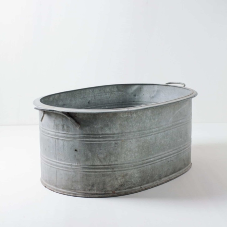 Metal Tub Pedro L | A metal tub that can hold a lot. Whether as a flower tub for event styling, chilled champagne bottles at the wedding or with lots of ice cubes as a bottle cooler for events. You can also simply prepare some warm blankets for the guests.The metal tub can be wonderfully combined with our other zinc tubs Aurelio, Ernesto and Caminera. | gotvintage Rental & Event Design