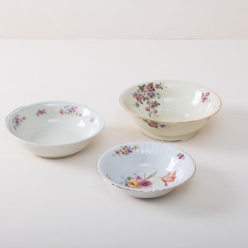 Serving Bowl Carmen Mismatching | Sitting at a long table and having dinner together is a very important part of a celebration. Family style dinners where the food is served in large, steaming bowls are especially cosy.The romantic serving bowls are randomly combined in a mismatching look. Flower patterns in delicate colours, elegant shapes and shimmering gold edges make each piece unique. Each serving bowl conjures up an individual vintage charm on the laid table - as if directly from the flea market. Vases full of wildflowers, antique silver cutlery and softly falling tablecloths also look great. Matching the serving bowls, we offer a selection of vintage dinner plates, soup plates and tureens with decor in the matching style. | gotvintage Rental & Event Design