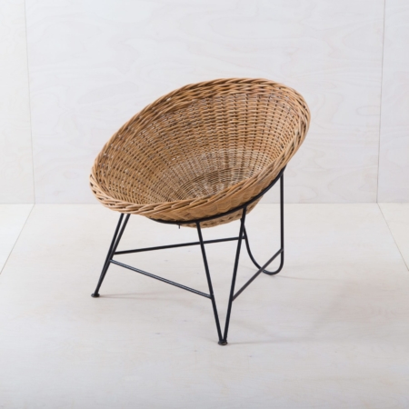 Rattan Chair Tartagal | This design rattan chair from the 1960s is truly a piece of jewelry. The round rattan seat shell is held by an elegant steel frame and invites you to linger. We often rent the rattan chair for a lounge setting or an event in the garden.For even more seating comfort, we offer cushions in various colors, patterns and materials for this shell armchair. | gotvintage Rental & Event Design