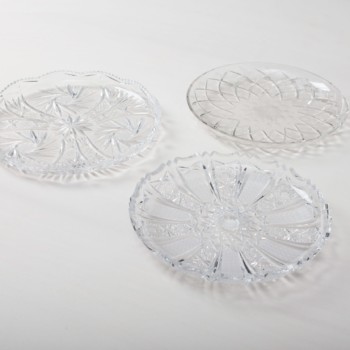Serving Plate Beatrisa Crystal | There is almost nothing that these beautiful glass plates could not present perfectly. Whether pralines and pieces of cake at the buffet, cheese as the end of a delicious dinner or as a coaster for candles or vases: The possibilities are endless.Also gorgeous: Mix crystal glass serving plates with silver trays on the dining table to create a nostalgic mismatch look. | gotvintage Rental & Event Design