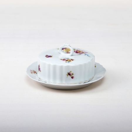 Butter Dish Carmen | Our butter dish from the Carmen series is a very special one-off.Butter cannot be served more charmingly on stylishly laid tables. The floral pattern in delicate colors makes this butter dish an unmistakable unique piece. Carmen butter dish conjures up individual vintage charms on every snack bar.We also offer a selection of vintage plates and cups with decor in the right style and recommend the butter knives from the Antonia or Ines series. | gotvintage Rental & Event Design