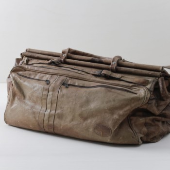 Leather Weekender Metan Brown | Metan is a great vintage weekender. A beautiful, old leather bag for decorating and placing products. | gotvintage Rental & Event Design