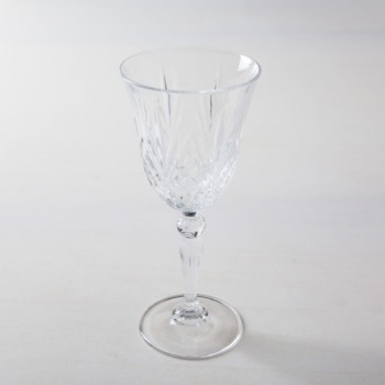 Wine Glass Victoria 27cl | Red wine glass Victoria is a beautiful glass in retro style. The glasses of the Victoria series go very well with our golden rental cutlery Ines. The wine glasses not only make a good impression on the side table of a cosy lounge, but also look simply stunning when laid down on a long table. | gotvintage Rental & Event Design