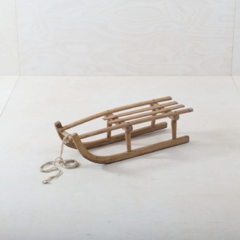 Wooden Sleigh Tolar | This wooden sledge awakens wonderful childhood memories of white and snowy winter days. The sled brings alpine nostalgia to every event, whether as a decorative object, as a bench or for a wintery photo background. We also offer our sledge, Suri, to go with it - the two are even more beautiful as a pair. | gotvintage Rental & Event Design