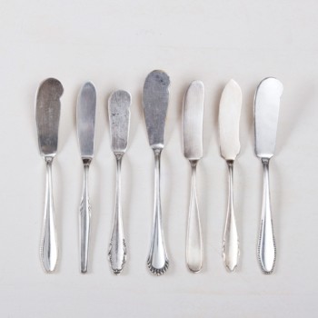 Bread Knife Antonia Silver-Plated Mismatching | Are you looking for filigree vintage butter knives?You can rent gorgeous butter knives with different patterns from us. The silver-plated mismatching collection of the Antonia series is for real enthusiasts and lovers of details. The butter knives are part of a beautiful silver-plated rental cutlery with an elegant patina.We also rent out mocca and teaspoons, dinner forks and knives, soup spoons and ladles, pastry tongs and cake servers in a silver-plated mismatching look. | gotvintage Rental & Event Design