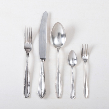Cutlery Set Antonia Silver-Plated 5-piece Set Mismatching | The elegant vintage silver cutlery set Antonia for one person consists of a dinner knife, dinner fork, soup spoon, cake fork and teaspoon. This 5-piece elegant cutlery set is a real eye-catcher.Feel free to click through our Antonia collection. From sugar spoons to fish knives, we rent a lovingly selected mismatching silver cutlery range. | gotvintage Rental & Event Design
