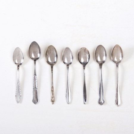 Espresso Spoon Antonia Silver-Plated Mismatching | Do you offer your guests an espresso at a late hour? You can rent gorgeous espresso spoons with different patterns from us. The silver-plated, mismatching collection of the Antonia series is for real connoisseurs and lovers of details. The espresso spoons are part of a beautiful, silver-plated rental cutlery with an elegant patina.You can rent a wide range of cutlery in a silver-plated mismatching look, from mocca spoons and spoons, dinner forks and dinner knives, soup spoons and soup ladles to pastry tongs and cake servers. | gotvintage Rental & Event Design