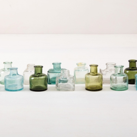 Glasflaschen Tala sind seltene vintage Glasfläschchen in verschiedenen Farben und Formen