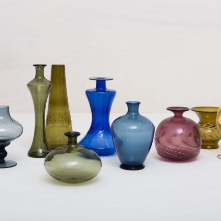 Diese missmatching Vasen aus mundgeblasenem Glas leuchten in den unterschiedlichsten Farben und Formen. Ob einzeln oder als Ensemble, sie setzen kleine Blumengestecken perfekt in Szene.