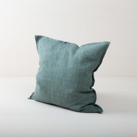 Pillow Cosme Linen Green 50x50 | The pillows of the Cosme series are all made of stone-washed linen and have the characteristic and modern stonewashed look. The fabric is soft and pleasant on the skin and colored in natural shades.Rent our Cosme linen cushions and give your event, sofa or lounge the finishing touch. | gotvintage Rental & Event Design