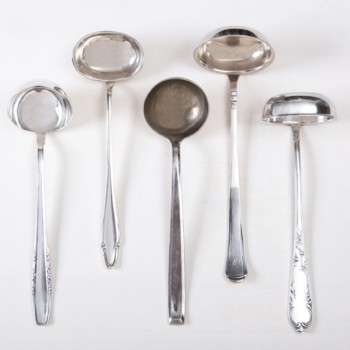 Soup Ladle Antonia Silver-Plated Mismatching | Are you looking for vintage soup ladles to serve your soups in style? You can rent gorgeous soup ladles with different patterns from us. The silver-plated, mismatching collection of the Antonia series is for true connoisseurs and lovers of details. The soup ladles are part of a beautiful silver-plated rental cutlery with elegant patina.We also rent out mocca and teaspoons, dinner forks and knives, soup spoons and sauce spoons, pastry tongs and cake servers in a silver-plated mismatching look. | gotvintage Rental & Event Design