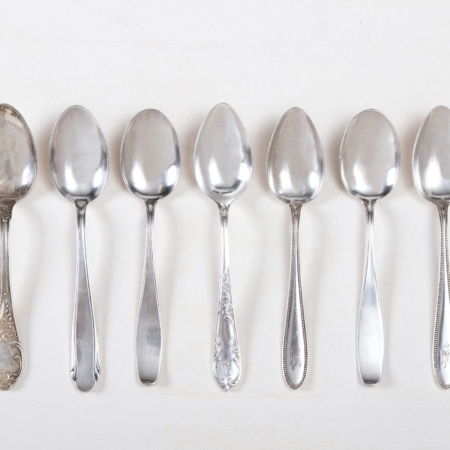 Starter Spoon Antonia Silver-Plated Mismatching | These silver-plated, vintage starter spoons should not be missing on any festive decorated table. Their beautiful patina and different patterns add the icing on the cake to every starter. Due to their size, the starter spoons can also be used as dessert spoons.You can rent a wide range of cutlery in a silver-plated mismatching look from us, from mocxa spoons and teaspoons, dining fork and knife, soup spoon and soup ladle to pastry tongs and cake server. | gotvintage Rental & Event Design