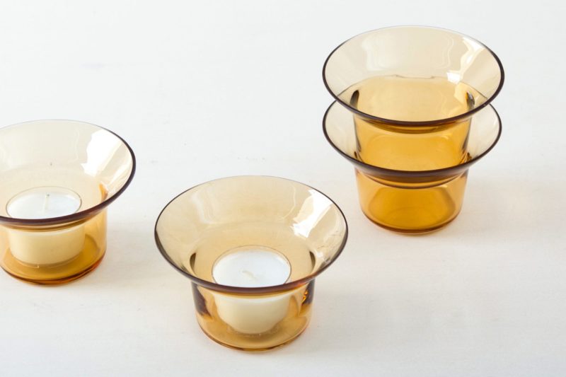  | We rent out numerous simple tealight holders made of beautiful amber glass. You would have to order the corresponding tealights separately from us. Alternatively you can use the tealight holders for small flowers. The holders have a diameter of 39 mm. | 