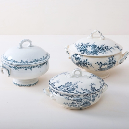 Tureen Santos Blau Mismatching | Dining together at a long table is an important part of the celebration. Family style lunches or dinners are especially cosy when the food is served in steaming bowls. The suitable tureens are made of white French porcelain with delicate blue patterns. Matching the terrines we also offer other gorgeous vintage porcelain and silver cutlery for the perfect table setting. | gotvintage Rental & Event Design