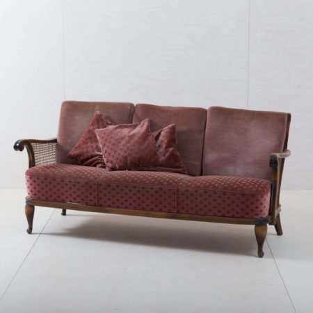 Couch Trigal | Make yourself at home! The cosy couch with velvet cover in old pink seats up to three people. Pretty cushions, decorative legs and delicate wicker give the vintage sofa a romantic look.A great eye-catcher for a cosy sitting area, the entrance area at an event or as a seating option for group photos. | gotvintage Rental & Event Design