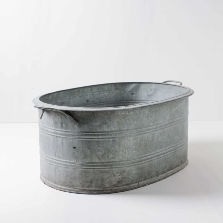 A metal tub that can hold a lot. Whether as a flower tub for the event styling or the exhibition stand, chilled champagne bottles at the wedding party or with lots of ice cubes as a beverage cooler for events. Alternatively, some warm blankets can be prepared for the guests in the tub. The metal tub can be wonderfully combined with our other zinc tubs Aurelio, Ernesto and Caminera.