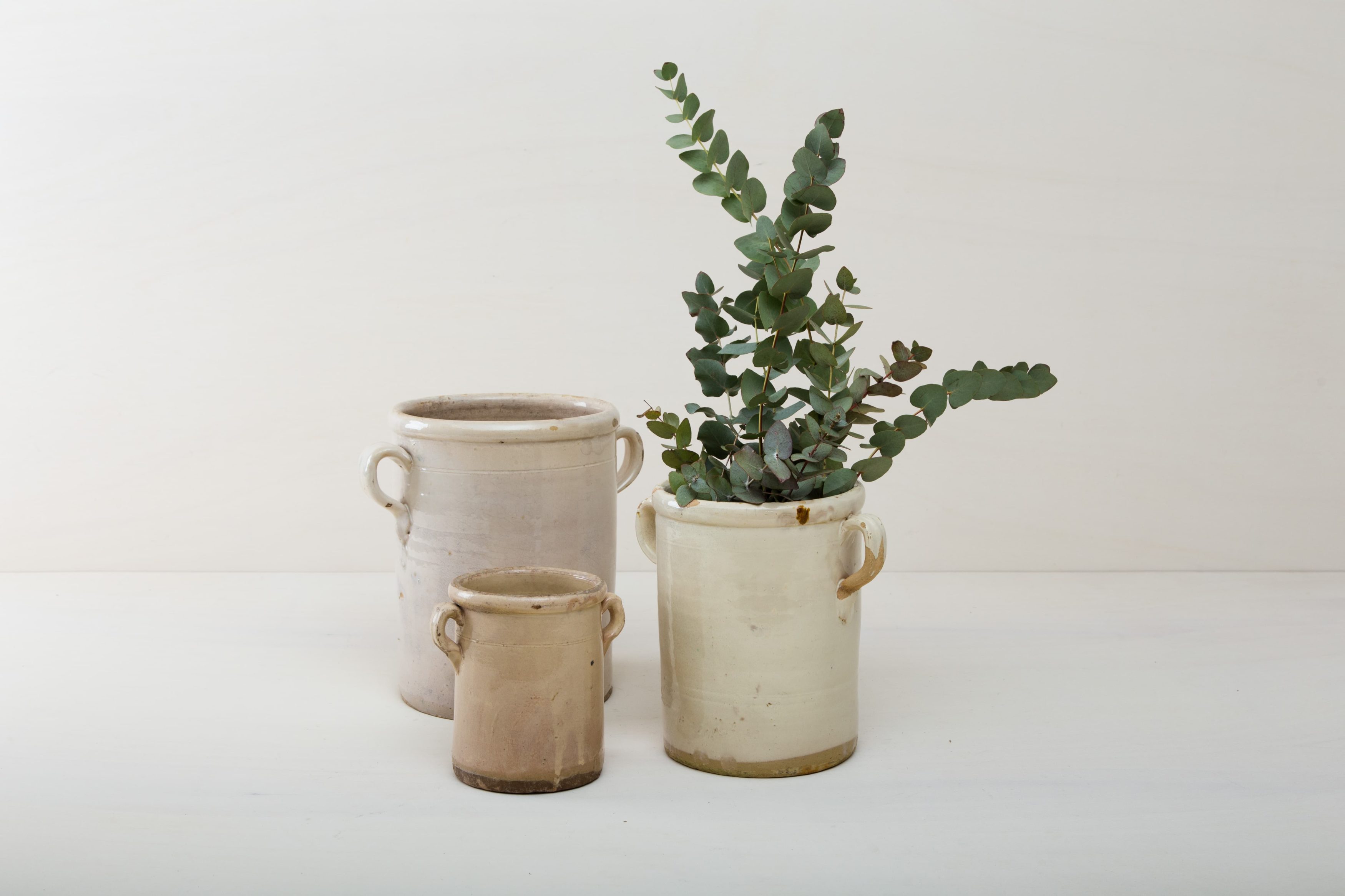 Diese elfenbeinfarbenen Vase der Serie Humaita ist, mit ihrer zinnhaltigen Glasur, etwas ganz besonderes unter den rustikalen Gefäßen. Mehrere Vasen verwendet, geben sie ein harmonisches Bild ab und sehen zu Herbst wie Sommerevents gleichermaßen gut aus. Ob als Vase für einen tollen Herbst- oder Kornblumenstrauß oder aber als Süßigkeitendose auf dem Buffettisch– Vase Humaita ist abwechslungsreich und hat eine schöne Patina. Robba bianca, Monochrome elfenbeinfarbene Glasur ist in Süditalien sehr beliebt. Die alten zylindrischen Vorratsgefässe stammen aus den 1920er Jahren und es wurden darin Gemüse in Öl und Essig gelagert. Nun gut gereinigt kannst Du die Gefäße als Vase für Dein Eventstyling oder Hochzeitsdekoration einsetzen.
