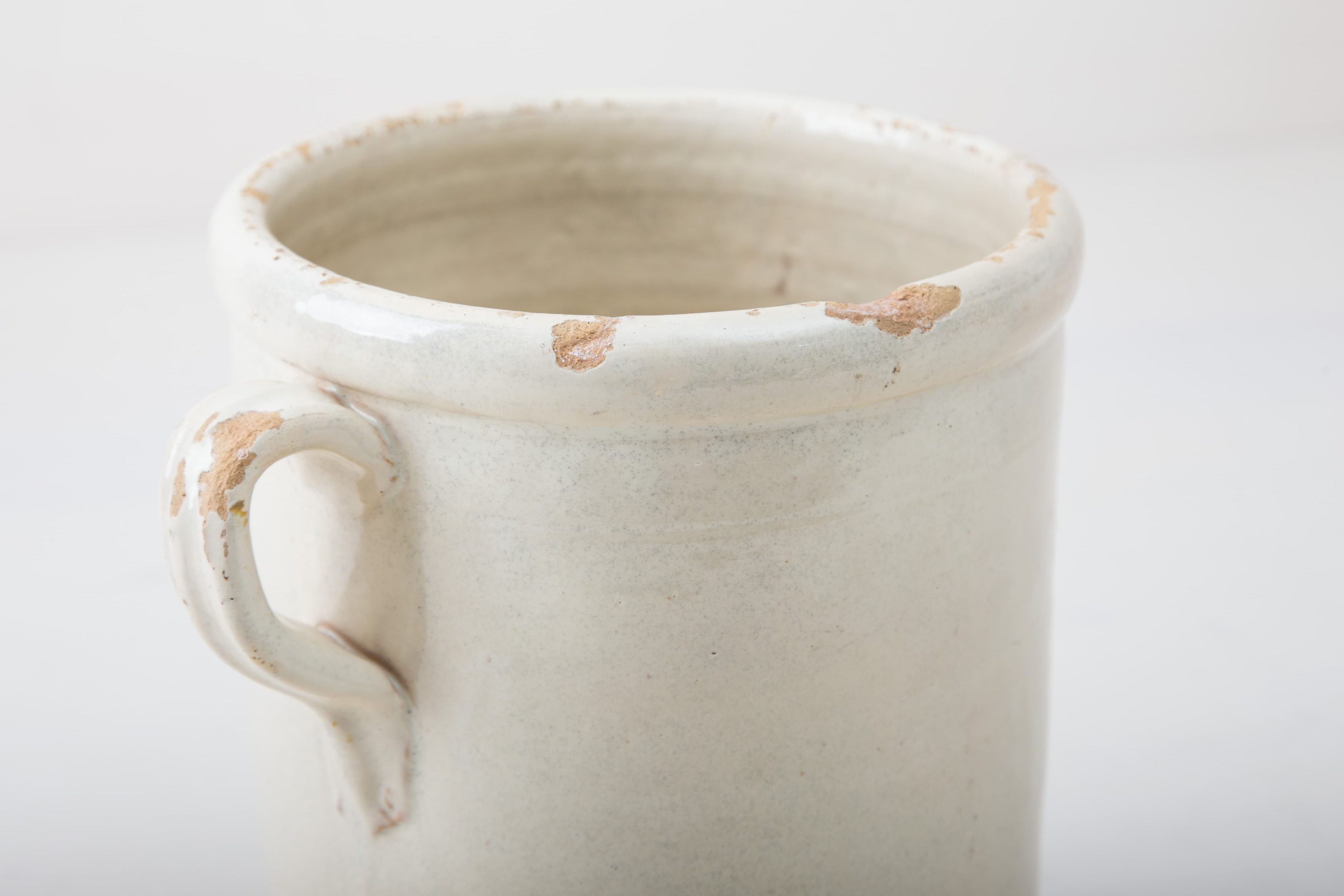 Diese elfenbeinfarbenen Vase der Serie Humaita ist, mit ihrer zinnhaltigen Glasur, etwas ganz besonderes unter den rustikalen Gefäßen. Mehrere Vasen verwendet, geben sie ein harmonisches Bild ab und sehen zu Herbst wie Sommerevents gleichermaßen gut aus. Ob als Vase für einen tollen Herbst- oder Kornblumenstrauß oder aber als Süßigkeitendose auf dem Buffettisch– Vase Humaita ist abwechslungsreich und hat eine schöne Patina. Robba bianca, Monochrome elfenbeinfarbene Glasur ist in Süditalien sehr beliebt. Die alten zylindrischen Vorratsgefässe stammen aus den 1920er Jahren und es wurden darin Gemüse in Öl und Essig gelagert. Nun gut gereinigt kannst Du die Gefäße als Vase für Dein Eventstyling oder Hochzeitsdekoration einsetzen.