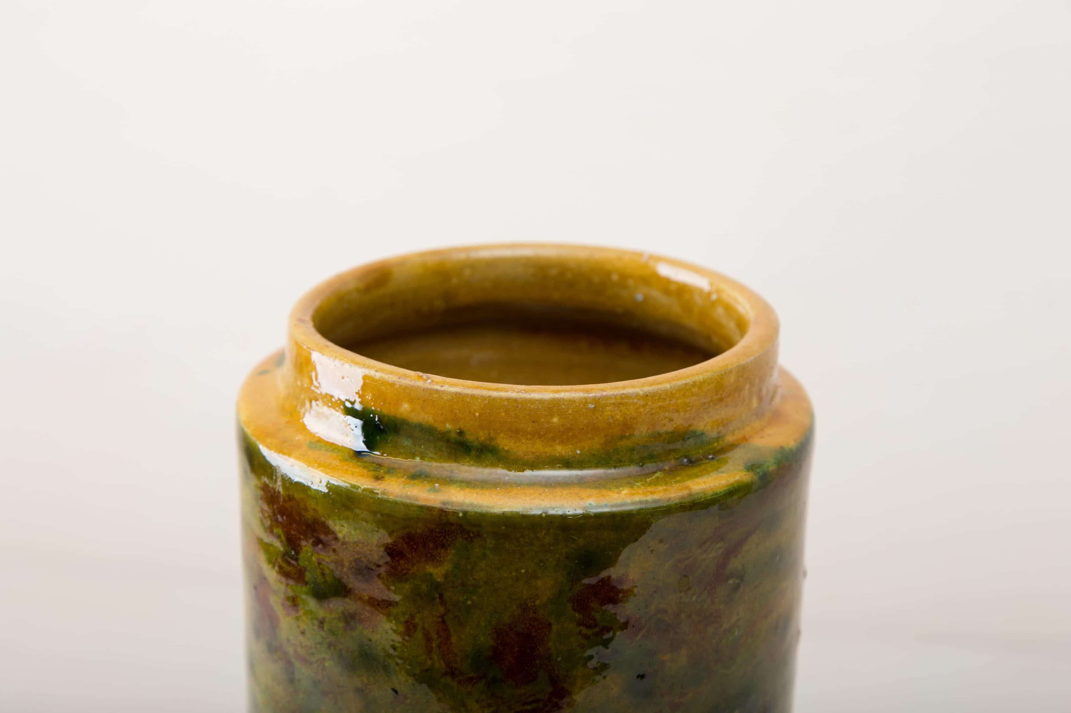 Diese besonderen Vasen der Serie Punca sind ganz individuell und interessant gefärbt. Gemeinsam geben sie ein harmonisches Bild ab und sehen zu Herbst wie Sommerevents gleichermaßen gut aus. Ob als Vase für einen tollen Herbst- oder Kornblumenstrauß oder aber als Süßigkeitendose auf dem Buffettisch– Vase Punca ist abwechslungsreich und mal "etwas anderes". Grün marmorierte Keramik, die alte Technik der Marmorglasur ist in Süditalien sehr beliebt. Die zylindrischen Vorratsgefässe stammen aus den 1930er Jahren und es wurden darin Antipasti oder Oliven gelagert. Nun gut gereinigt kannst Du die Gefäße als Vase für Dein Eventstyling oder Hochzeitsdekoration einsetzen.