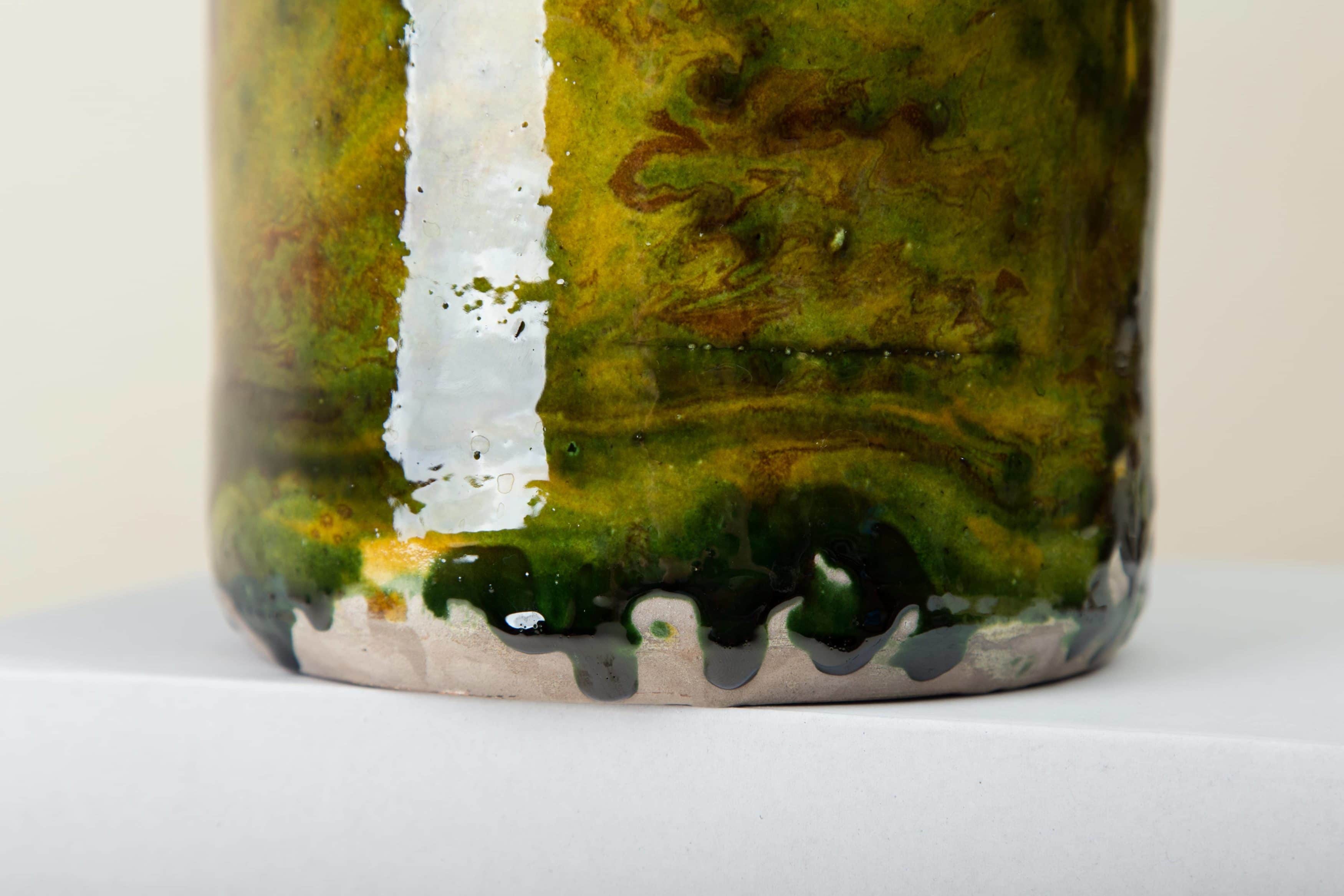 Diese besonderen Vasen der Serie Punca sind ganz individuell und interessant gefärbt. Gemeinsam geben sie ein harmonisches Bild ab und sehen zu Herbst wie Sommerevents gleichermaßen gut aus. Ob als Vase für einen tollen Herbst- oder Kornblumenstrauß oder aber als Süßigkeitendose auf dem Buffettisch– Vase Punca ist abwechslungsreich und mal "etwas anderes". Grün marmorierte Keramik, die alte Technik der Marmorglasur ist in Süditalien sehr beliebt. Die zylindrischen Vorratsgefässe stammen aus den 1930er Jahren und es wurden darin Antipasti oder Oliven gelagert. Nun gut gereinigt kannst Du die Gefäße als Vase für Dein Eventstyling oder Hochzeitsdekoration einsetzen.