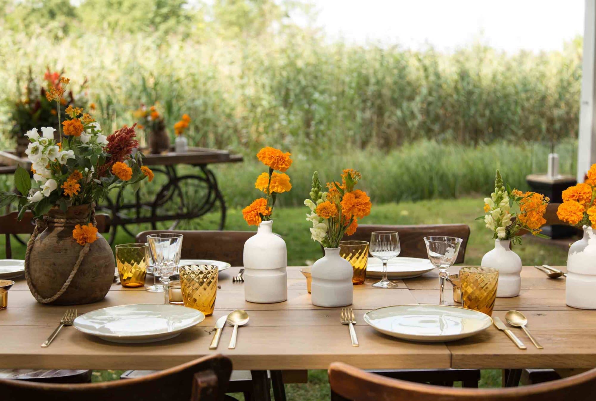 vintage garden wedding, orange water glass, wine glass vintage look, white ceramic vases, wooden table