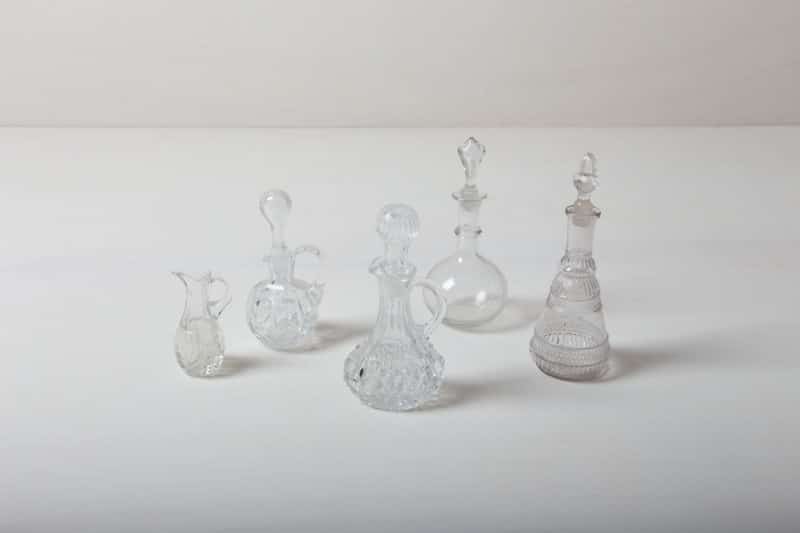 Petit oil and vinegar cruets made of crystal glass. Perfect to decorate small flowers.