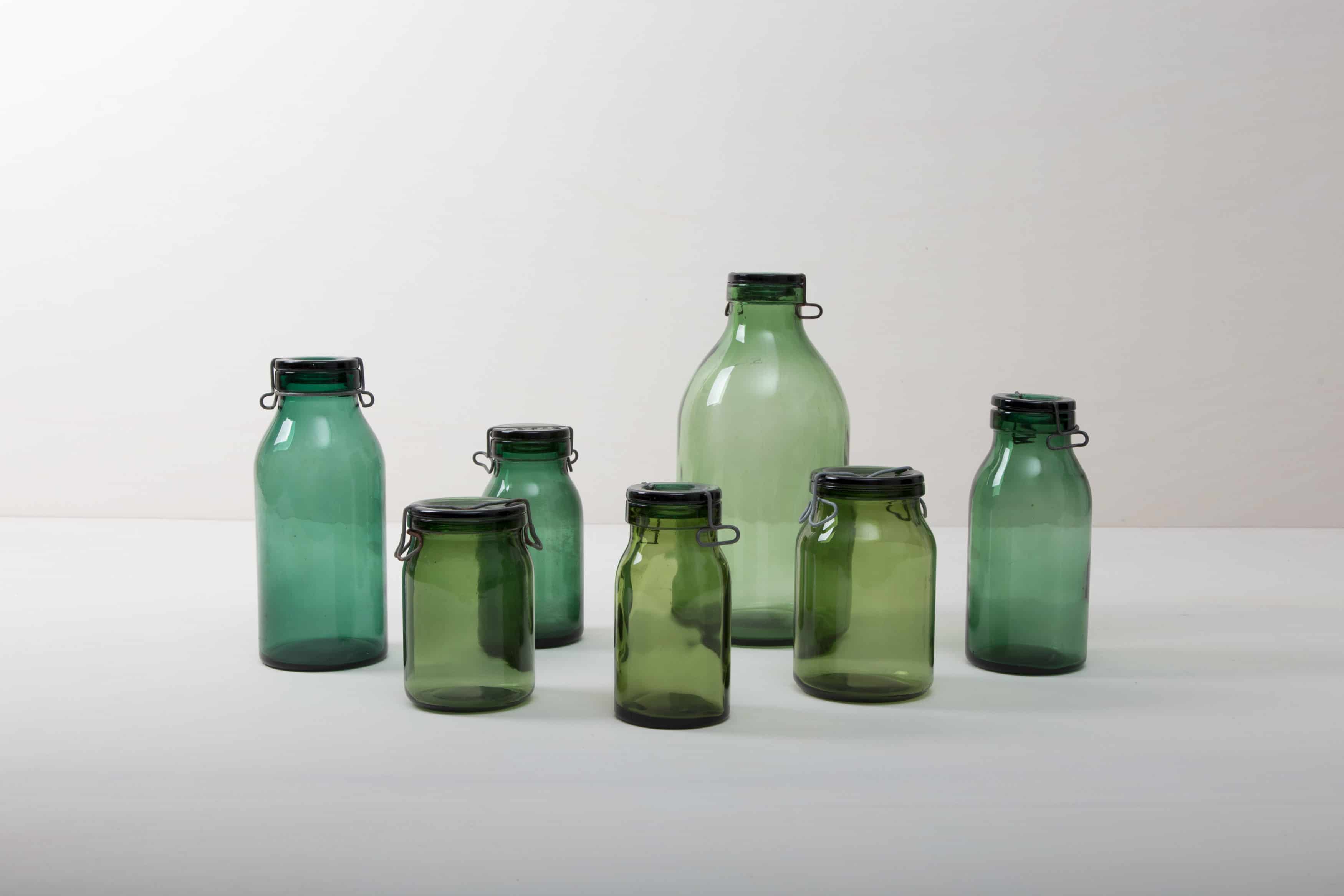 grüne Gläser und Vasen im Vintagestil mieten. Bülacher Einmachgläser