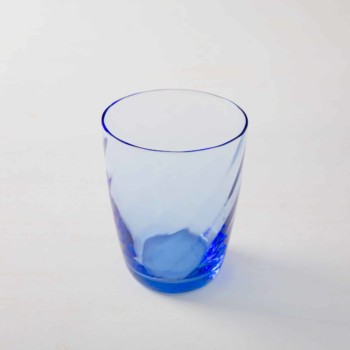 Stilvollen Wassergläser aus gefärbtem Glas mieten