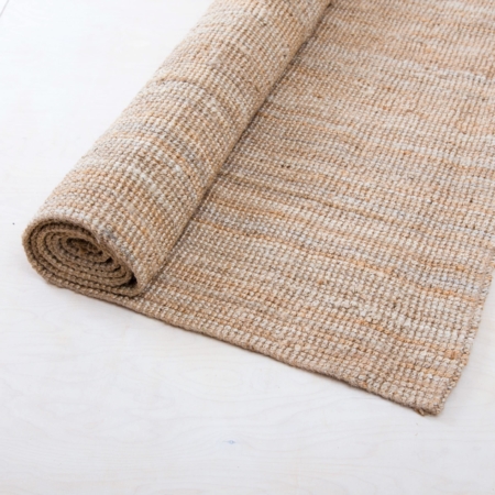 Carpet Acharas Jute L | Carpet Acharas is a rustic jute carpet. Due to its texture, the carpet not only looks really stylish in a lounge, but can be used wonderfully outdoors in the garden. Whether you want to relax, eat, stand, sit or celebrate on the jute carpet Foguista it's up to you and your guests. The carpet adds the final touch to your event. We also rent Carpet Acharas in a smaller size. | gotvintage Rental & Event Design
