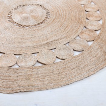 Carpet Ebro Round Jute | Carpet Ebro is a playful and round jute carpet. Due to its texture, the carpet not only looks really stylish in a lounge, but can be used perfectly outside in the garden. Whether you want to relax, eat, stand, sit or celebrate on jute rug Ebro it's up to you. Carpet Ebro will definitely not only be a real eye-catcher at a wedding, it also gives events in the garden and an extravagantly designed lounge the special touch. | gotvintage Rental & Event Design