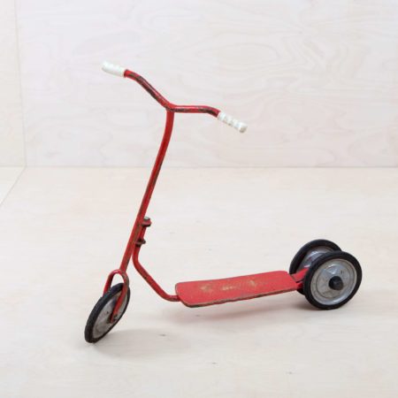 Scooter Arrocero Vintage | This decorative kids scooter is definitely vintage. Whether for a trade fair stand, as an addition to a product presentation, for a photo shoot or as a decorative element at an event - Arrocero children's scooter looks really great and adds that certain touch to any interior setting. We offer other scooters, sledges and vintage toys for hire as well. | gotvintage Rental & Event Design
