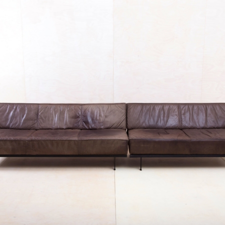 Leather Couch Carreras | Carreras is a large, really cozy couch. The design and its brown leather look extremely good on the couch and stylishly upgrade every lounch. To linger, chat or drink cocktails - Couch Carreras is the right choice and definitely a real win for every event.The larger element is 180 cm wide and the smaller 145 cm. | gotvintage Rental & Event Design