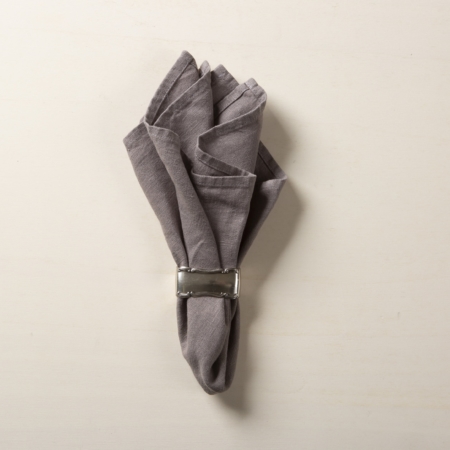 Linen Napkin Amparo Ash | Simple but so effective: napkins can do so much more than protect against stains. Whether loosely draped, held together with a ribbon or with a beautiful napkin ring: they are the icing on the cake in table decor and round off the decoration with their structure and colour. Our "Amparo" napkins are lovingly made from soft flowing linen and come in a beautiful colour palette with matt, natural tones.These linen napkins go particularly well with modern table settings that play with organic structures and natural materials. For example, with our matt white "Vallecito" ceramic tableware and the "Talapampa" placemats. | gotvintage Rental & Event Design