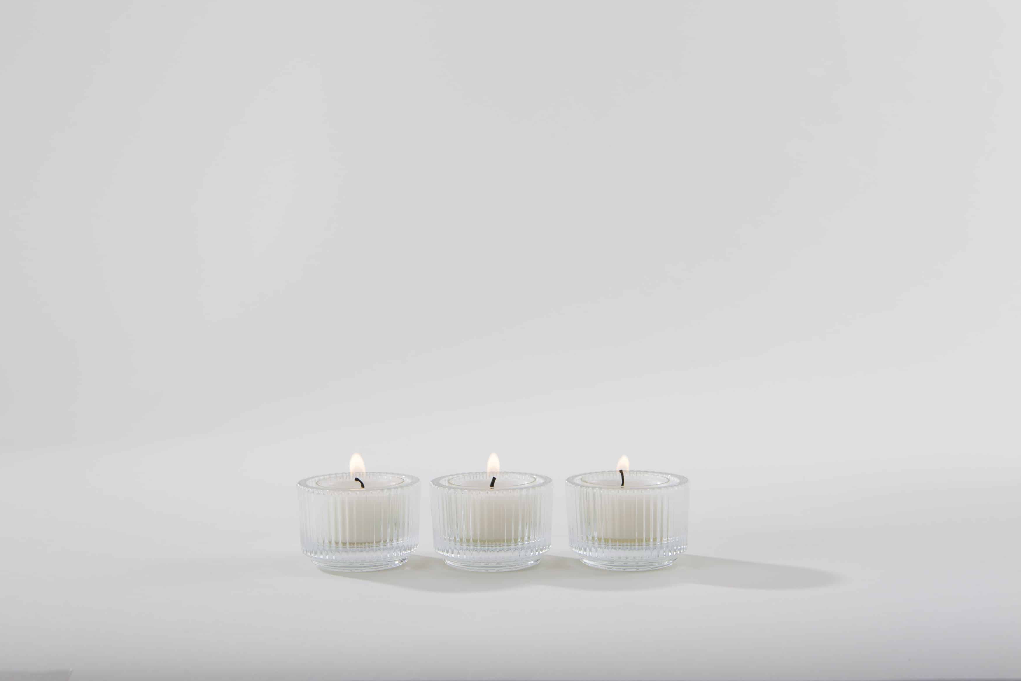  | For a festive table decoration adorned over and over with small twinkling look no further: our "Tilian" tea light holders made of fluted clear glass add particularly beautiful sparkling effects. They are just as beautiful draped in small groups as they are individually scattered all over the table. With their minimalist design, they adapt to almost any table decoration, from romantic to modern, from rustic to opulent. | 